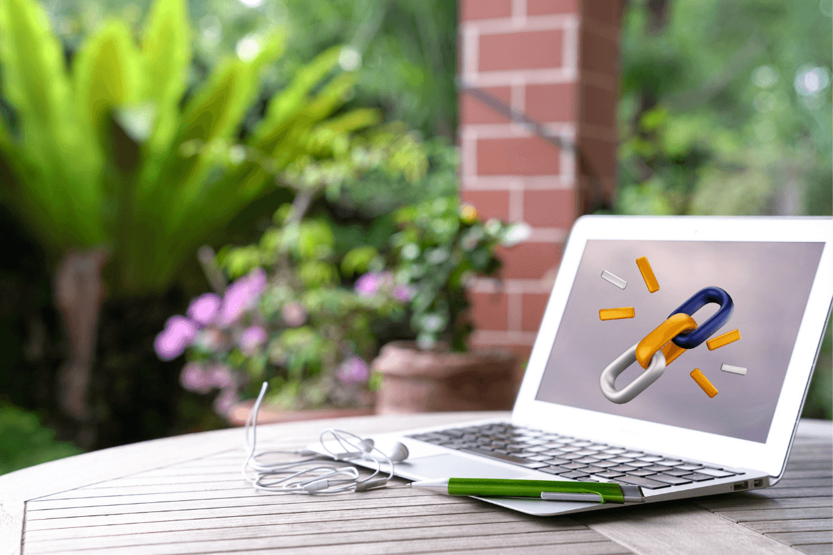 Illustration av backlinks med olika kvalitet som pekar mot en webbplats